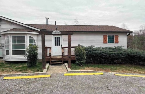 Ashley Oaks House | Quiet duplex with private hot tub in Knoxville
