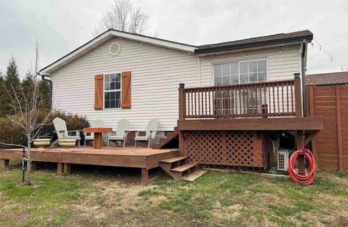Ashley Oaks House | Quiet duplex with private hot tub in Knoxville