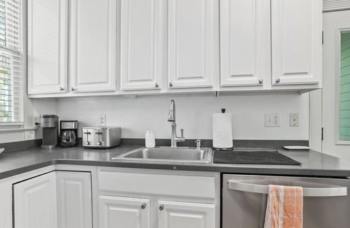 Beach Institute House | Quiet Historic Corner Home Near Downtown