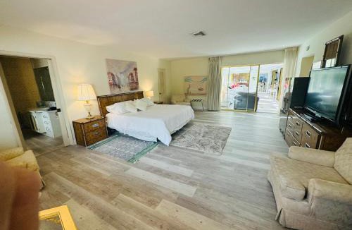 Harbor Beach House | Quiet Luxury Canal Villa Near the Beach
