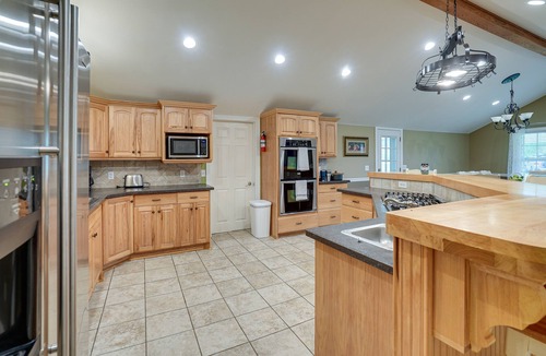 Lawson House | Quiet Marion Getaway with Fireplace!