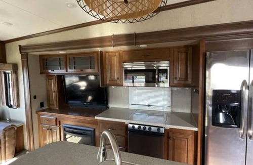 Decatur House | Quiet Pine Forest RV Retreat w/Storage Container – Bring your boat!