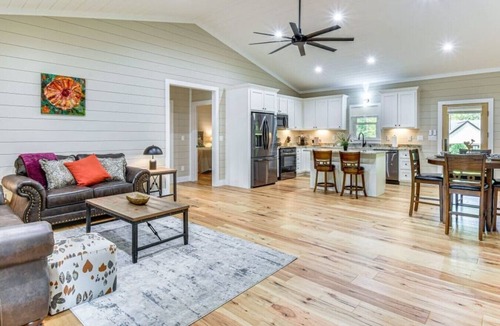 Wiley House | Quiet Tiger Retreat Near Clayton & Trails
