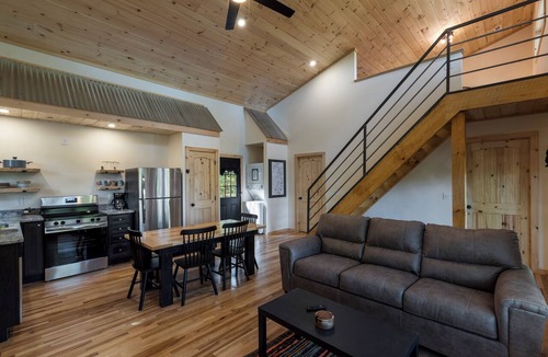 Ocoee Cabin | Rafter's Roost is a charming 1 bedroom with a loft cabin in the charming Ocoee