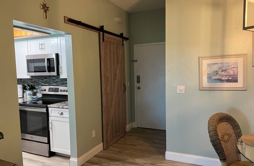 Redington Shores Condo | Ready for a Vacation! Sleepy Sea Turtle 2 BR/2BA Beachfront Condo for Rent!