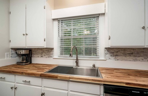 Tuscaloosa House | Red Brick Ranch- 2.3 miles to UA- Fenced Backyard