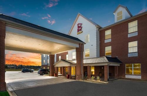 Bessemer Hotel | Red Roof Inn PLUS & Suites Birmingham - Bessemer