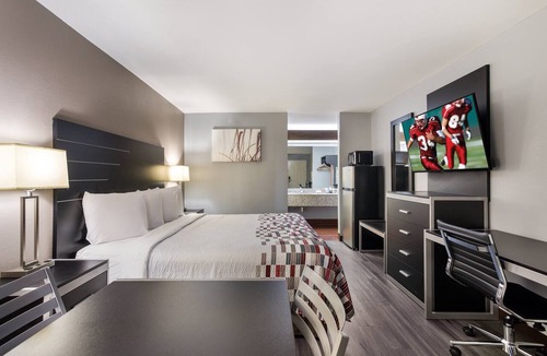 Athens Hotel | Red Roof Inn & Suites Athens, AL