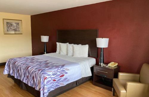 Cleveland Hotel | Red Roof Inn & Suites Cleveland, TN