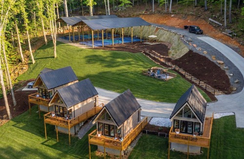 Trenton Cabin | Red White and Blue Views| 4 Cabins + 2 Courts