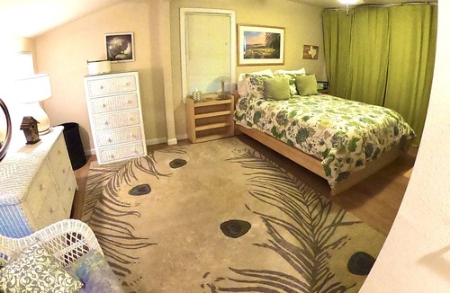 Clifton House | Relax at Ruby's in Laguna Park