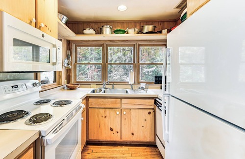 Marietta Cabin | Relax Creekside: Forest-View Gem in Marietta!
