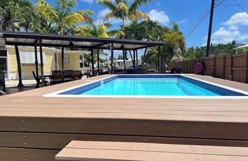Sexton Cove Estates Cottage | Relax In a Piece Of Paradise Waterfront with Private END Canal Pet Friendly!