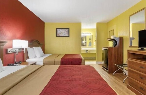 Douglas Hotel | Relax in Stylish Room w/King Bed Near Attractions | Onsite Outdoor Pool