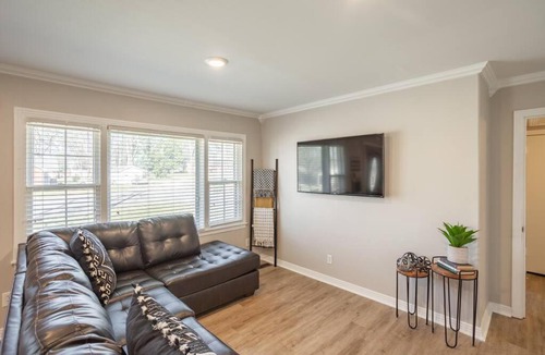 Huntsville House | Relax & Unwind - Downtown Huntsville (Sleeps 10)