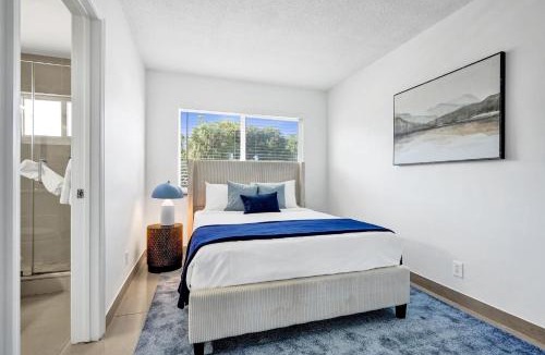 Mango Groves Apartment | Relaxing 1BR Getaway w Pool & Bar at Lake Worth