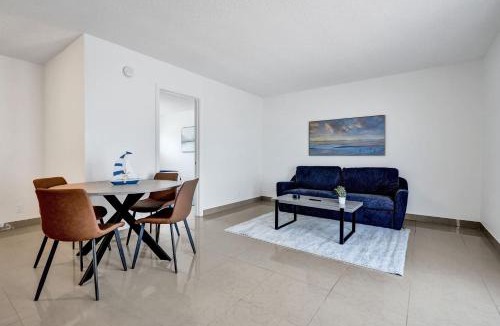 Mango Groves Apartment | Relaxing 1BR Getaway w Pool & Bar at Lake Worth
