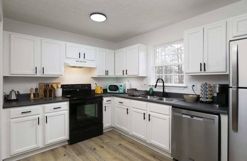 Cartersville House | Relaxing 2 beds with 2 separate baths townhouse l Perfect for family or business