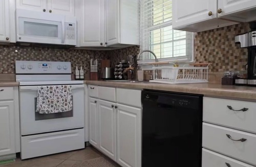 Warner Robins House | Relaxing 3BR Near RAFB with AC & WiFi