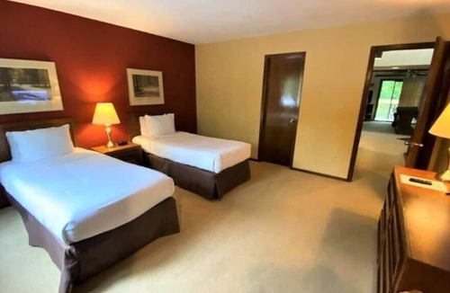 Sapphire Resort | Relaxing Getaway! Close to Ski Sapphire Valley, 3 Pools, Free Parking