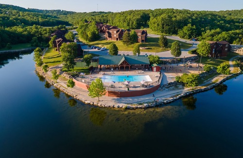 Reeds Spring Cabin | Relaxing, quiet cabin with jacuzzi, arcade and golf