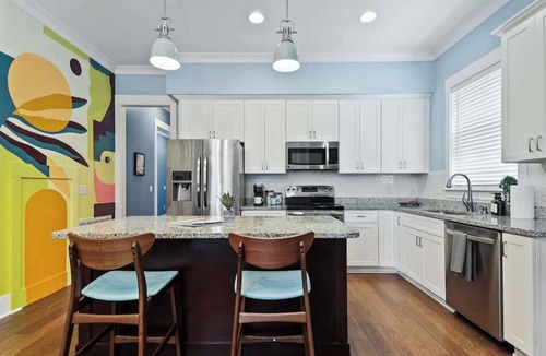 Dixon Park House | Renovated Dog Friendly Duplex Near Food & Fun! Fully Fenced Yard and Private Parking