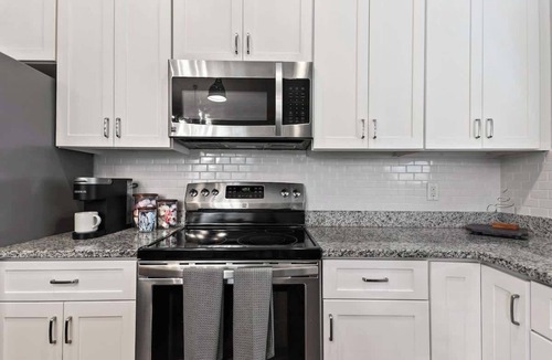 Dixon Park House | Renovated Dog Friendly Duplex Near Food & Fun! Fully Fenced Yard and Private Parking