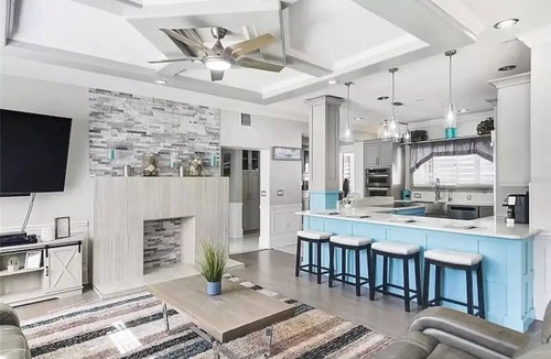 Thornton Park House | RENOVATED LUXURY 6000 sqft Mansion in Downtown Orlando SLEEP 14 NEAR Theme Parks