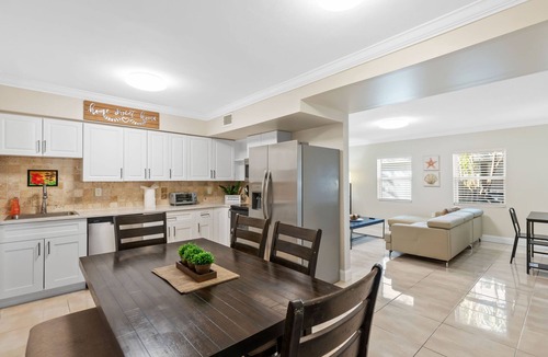 Edgewood House | RENOVATED Pink House near the Cruise & Airport - By Avi