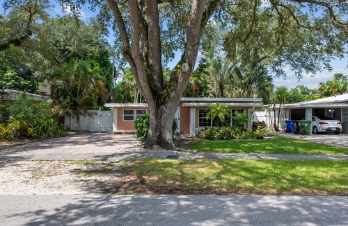 Edgewood House | RENOVATED Pink House near the Cruise & Airport - By Avi