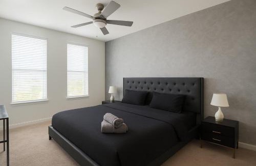 Forest Park Apartment | Resort-Style Retreat|1 King/2 Queens, Pool table 6