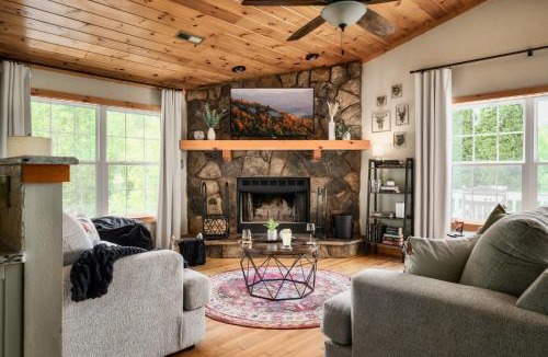 Gatlinburg - Pigeon Forge House | ResortPool, Views, PoolTable, Theater, HotTub, Firepit