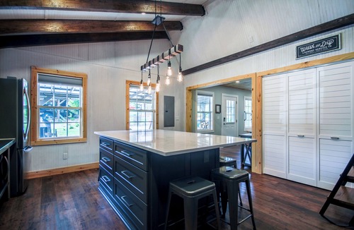Greer Cottage | Restful & Peaceful Country Cottage with Quiet & Trendy Living - Pet Friendly!