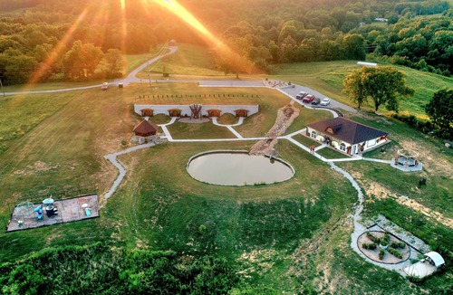 Willisburg Cottage | Restin' Holes Ky Bourbon Trail A-Sauna-HotTub-Gym-Playground-Waterfall-Themed