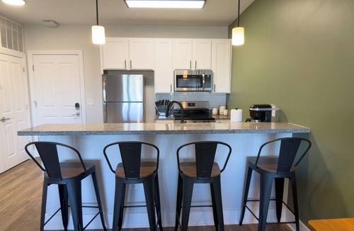 Glen Iris Apartment | Retro 1 Bedroom, King Bed, Large Living Area, Parking, Gym, Close to UAB
