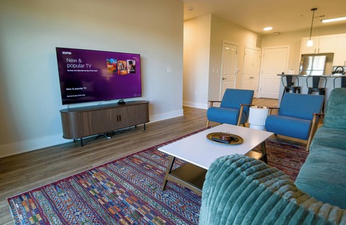 Glen Iris Apartment | Retro 1 Bedroom, King Bed, Large Living Area, Parking, Gym, Close to UAB