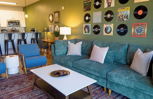 Glen Iris Apartment | Retro 1 Bedroom, King Bed, Large Living Area, Parking, Gym, Close to UAB