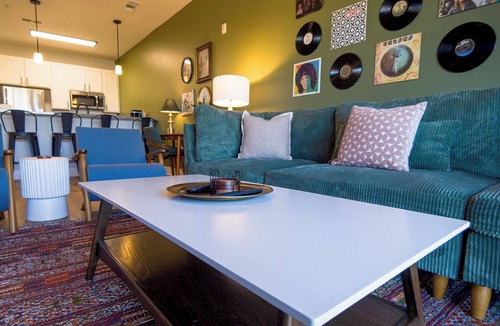 Glen Iris Apartment | Retro 1 Bedroom, King Bed, Large Living Area, Parking, Gym, Close to UAB