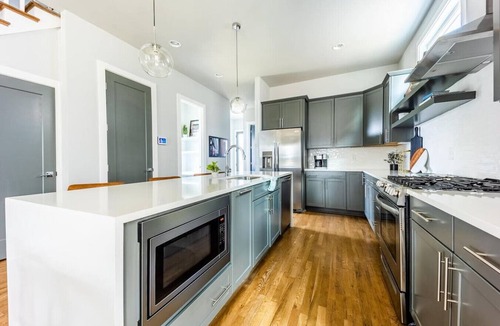 Hadley - Washington House | Retro Spacious Home-close to DT Nash w/parking!