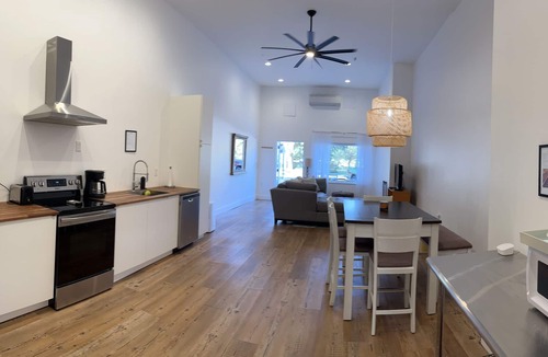 Old Town Condo | Right Side o’ Da Trax, two blocks to the beach.