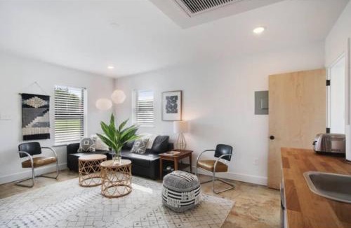 Black Pearl House | River Breeze Quiet & Modern Black Pearl Apartment