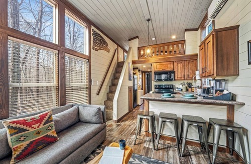 Menlo House | River Cabin | Fire Pit, Kayaks, Games, Dog Park
