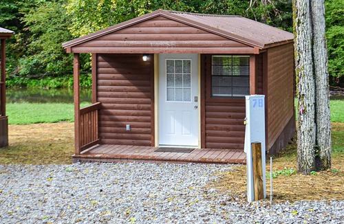 Harrogate Cabin | River Forge Cabin 77 - Cozy and Rustic 1 Bedroom Cabin - Creek Front
