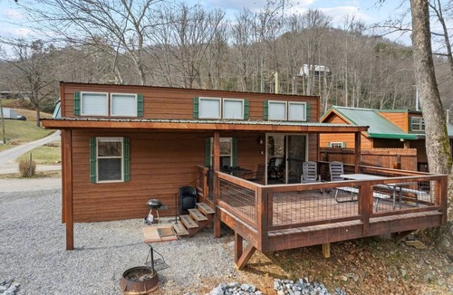 Dillsboro House | Riverfront Cabin, Fish, Hike & 5 Min to Sylva!