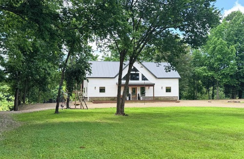 Golden Cabin | Riverfront Cabin in Broken Bow with Swim Beach, Zipline, Hot Tub - Sleeps 14