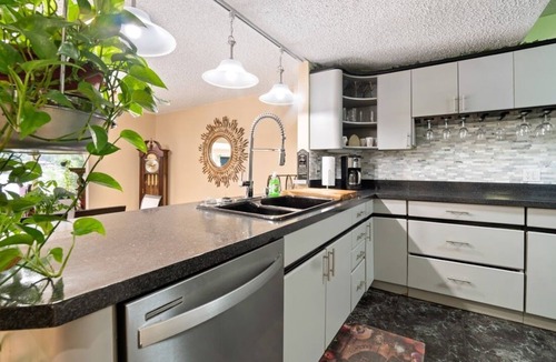 Oak Haven House | Riverfront Retreat. Private Oasis 7 minutes to downtown