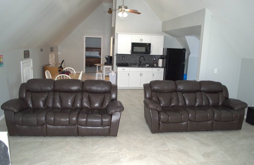 Lawrenceburg House | Rollin on the River: Riverfront, Hot Tub, Creation Museum, Ark, Ski, Sleeps 15