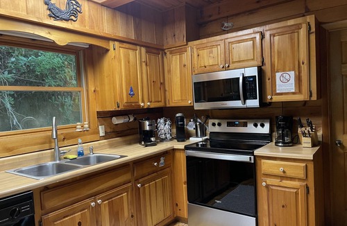 Topton Cabin | Romantic,Cozy Log Cabin, Hot Tub, WiFi, pool table
