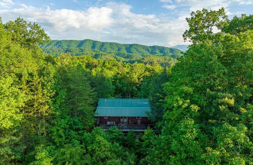 Sevierville Ski Chalet | Romantic + Cozy +Views Smokey Mountain & Hot Tub