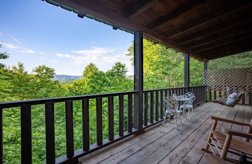 Sevierville Ski Chalet | Romantic + Cozy +Views Smokey Mountain & Hot Tub